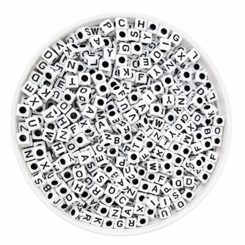 CUENTAS CUADRADAS BLANCAS CON LETRAS NEGRAS X 100 GRS