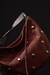 BOLSA TIRACOLO EVE BAG COURO CARAMELO COM TACHAS - Garzon Bags