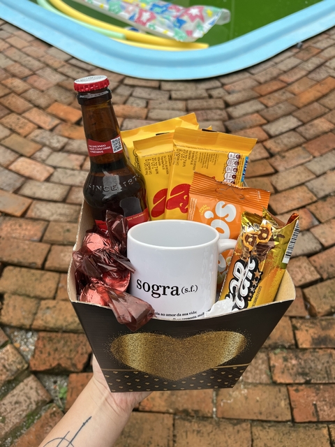 Cesta com caneca e doces
