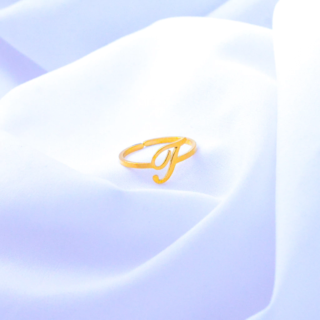 Anel Iniziale – A Elegância da Personalização