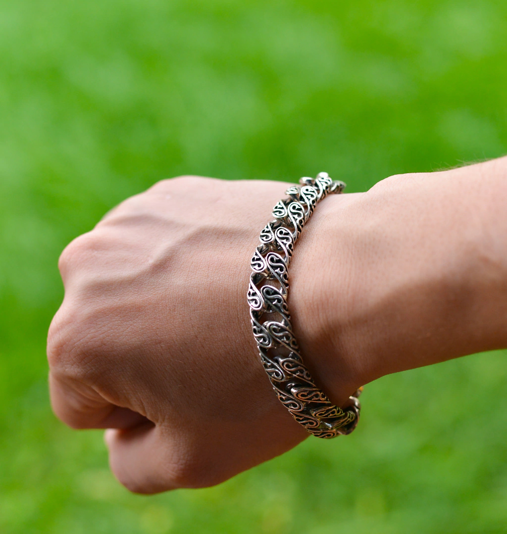 Pulseira Rústica SteelCuff: Estilo Artesanal em Aço Inox