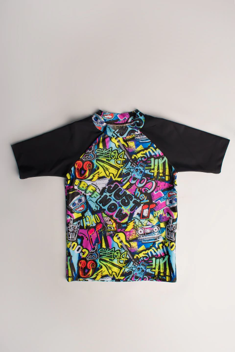 REMERA UPF50 GRAFFITI