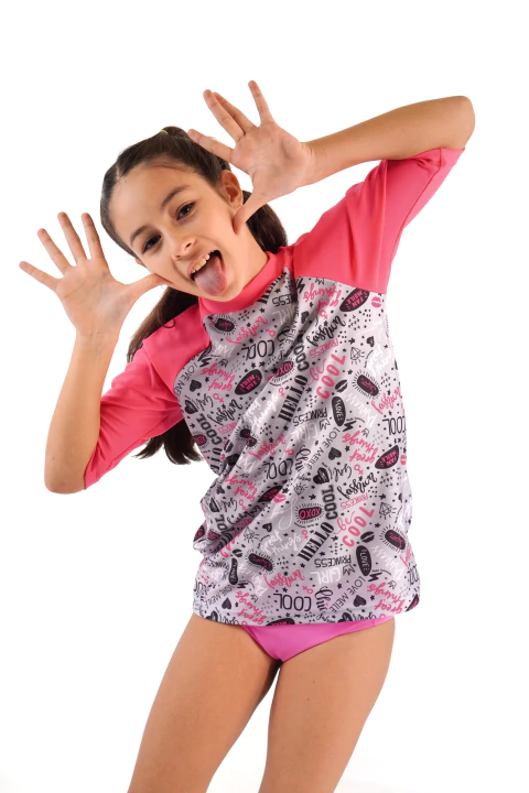 REMERA UPF50 GRAFFITI FUCSIA - comprar online