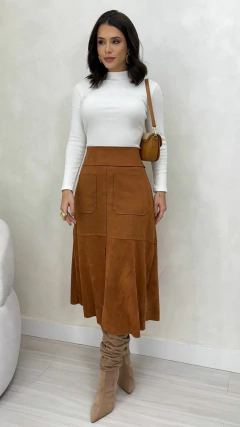 Conjunto: Blusa Off White Básica Feminina + Saia Camel Feminina Midi Em Suede Com Fenda E Ziper Frontal