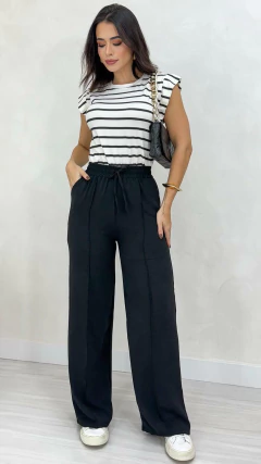Conjunto: Blusa Muscle Tee Preta Listrada + Calça Feminina Pantalona Em Crepe Com Elástico Bolsos Laterais E Forro