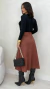 Conjunto: Blusa Preta Feminina Básica Manga Longa Em Algodão Gola Redonda + Saia Marrom Feminina Em Suede Midi