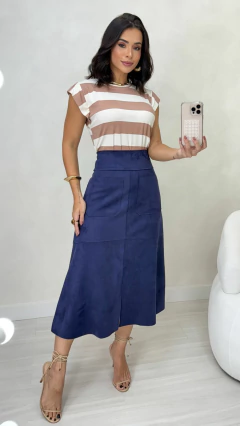 Conjunto: Blusa Nude Listrada Feminina Básica Em Algodão Muscle Tee T-Shirt + Saia Azul Marinho Feminina Midi Em Suede - comprar online
