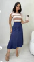 Conjunto: Blusa Nude Listrada Feminina Básica Em Algodão Muscle Tee T-Shirt + Saia Azul Marinho Feminina Midi Em Suede - comprar online