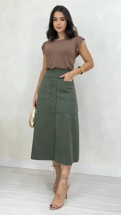 Conjunto: T-Shirt Marrom Muscle Tee Básica + Saia Verde Musgo Midi Feminina Em Suede