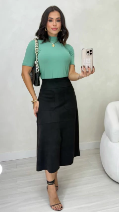 Conjunto: Blusa Gola Alta Verde Oliva Feminina Básica + Saia Preta Feminina Midi Em Suede Com Fenda E Ziper Frontal - comprar online
