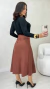 Imagem do Conjunto: Blusa Preta Feminina Básica Manga Longa Em Algodão Gola Redonda + Saia Marrom Feminina Em Suede Midi