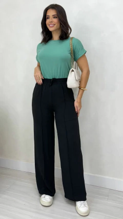 Calça Pantalona Preta Feminina Em Crepe Com Bolsos Laterais - comprar online