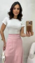 Conjunto: Blusa Branca Manga Curta Feminina Canelada Básica + Saia Rosa Feminina Midi Em Suede Com Fenda E Ziper Frontal - loja online