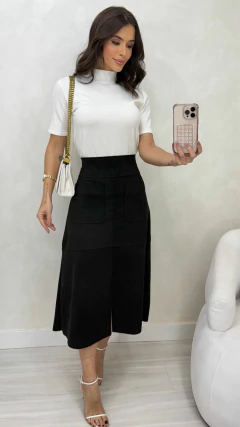 Conjunto: Blusa Gola Alta Off White Feminina Básica + Saia Preta Feminina Midi Em Suede Com Fenda E Ziper Frontal - comprar online
