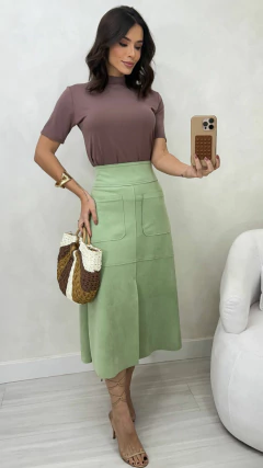 Conjunto: Blusa Gola Alta Marrom Feminina Básica + Saia Verde Feminina Midi Em Suede Com Fenda E Ziper Frontal - comprar online