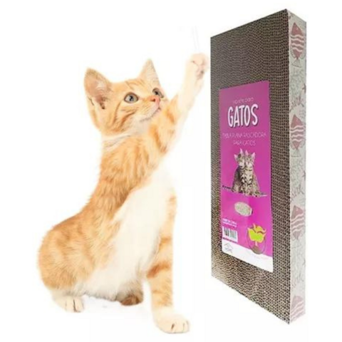 Gato jugueteando con un rascador en forma de tabla con catnip, de 45x21 cm.