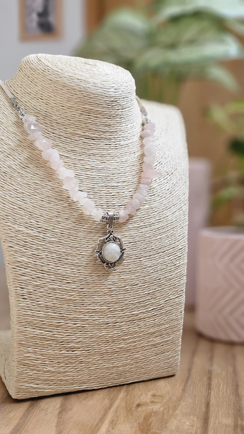 Collar de piedras naturales y dije de cuarzo blanco
