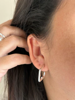 Argola Quadrada Trevo Vazando em Prata na internet