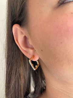 Argola Quadrada Trevo Vazando em Ouro