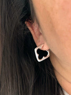 Argola Quadrada Trevo Vazando em Prata