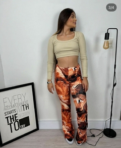 Calça flare estampada na internet