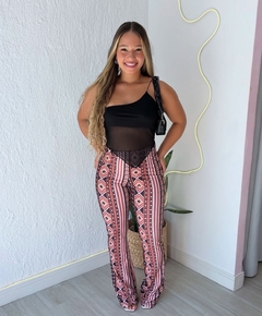 Calça flare estampada na internet