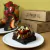 Brownie de chocolate 72%, morango e doce de leite • 50g