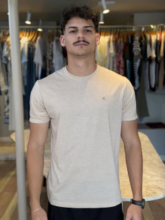 CAMISETA MASCULINA CALVIN KLEIN JEANS BOTONÊ - comprar online