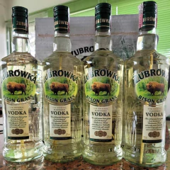 Imagem do Vodka Żubrówka Bison Grass 700ml - A Original com Capim de Búfalo
