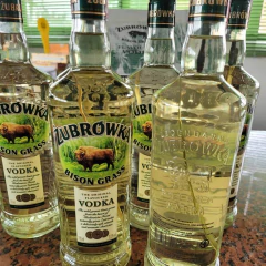 Vodka Żubrówka Bison Grass 700ml - A Original com Capim de Búfalo - DL Destilados