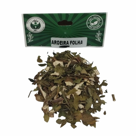 Pacote aberto com 15g de folha seca de Aroeira, produto artesanal pronto para uso em rituais espirituais de Umbanda e Candomblé.