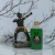 Imagem do Orixá Oxossi, associado à prosperidade, à fartura e à abundância, ao lado do frasco do Banho de Oxossi líquido 500ml da marca 7 folhas sobre uma base de mármore. Observação: A imagem do Orixá Oxossi não acompanha o produto.