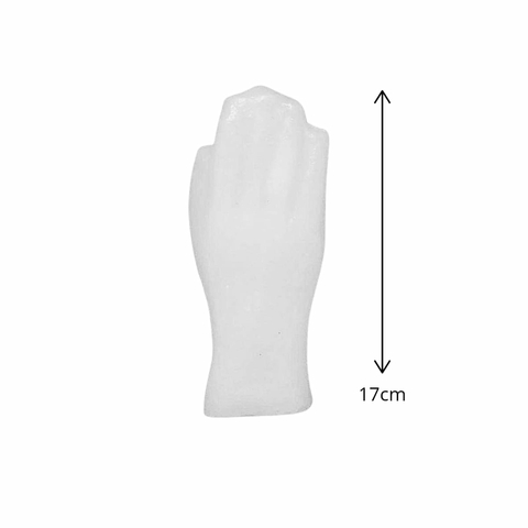 Mão de cera direita branca da 7 Folhas em close, com régua de medição de 17 cm. Ideal para rituais de concretização e ação.
