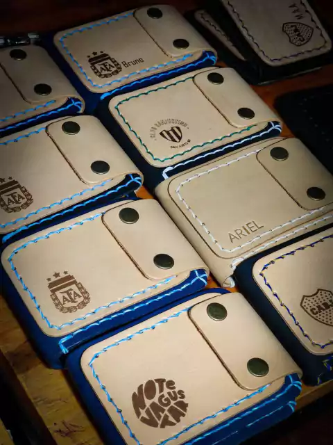 Nairobi Max + 2 fotos a elección + Nombre o Iniciales