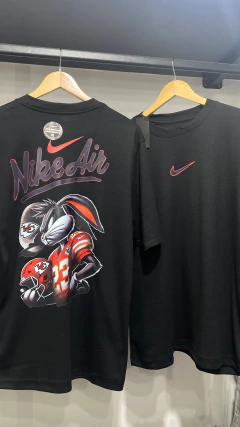 Camiseta Preta Oversized Perna longa na internet