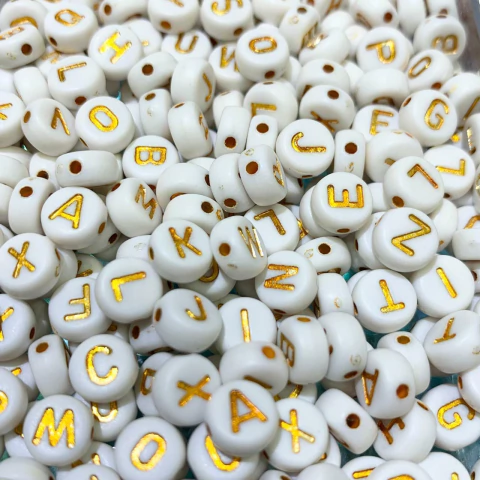 Cuentas Plásticas - Letras Dorado Cuenta Blanca 7mm - comprar online