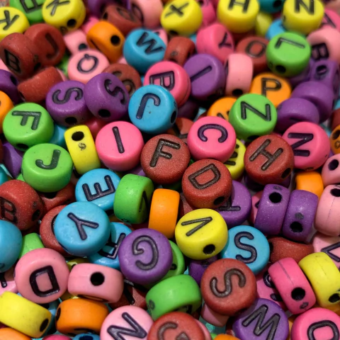 Cuentas Plásticas - Letras Negro Cuenta Multicolor 7mm - comprar online