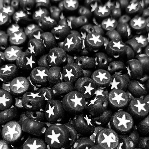 Cuentas Plásticas - Estrella Blanca Cuenta Negra 7mm - comprar online