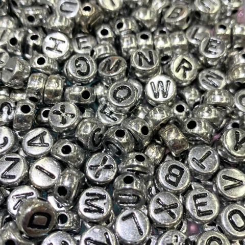 Cuentas Plásticas - Letras Negro Cuenta Plateada 7mm - comprar online