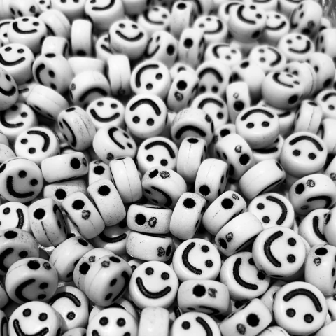 Cuentas Plásticas - Caritas Negro Cuenta Blanca 7mm - comprar online