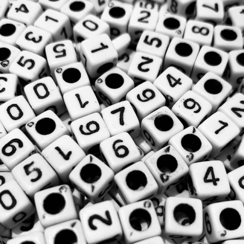 Cuentas Plásticas - Números Negros Cuenta Blanca 6mm - comprar online