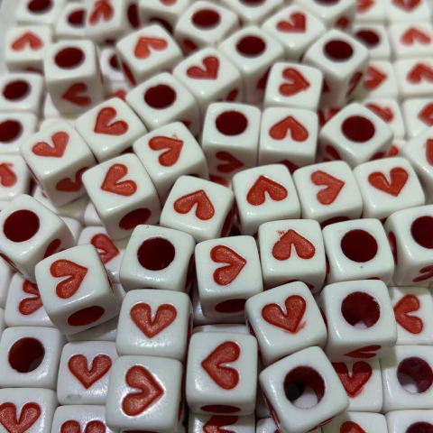 Cuentas Plásticas - Corazón Rojo Cuenta Blanca 6mm - comprar online