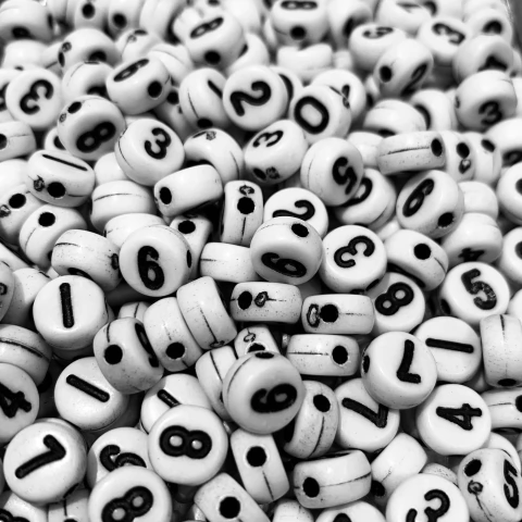 Cuentas Plásticas - Números Negro Cuenta Blanca 7mm - comprar online