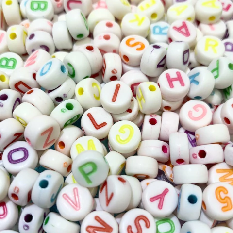 Cuentas Plásticas - Letras Multicolor Cuenta Blanca 7mm - comprar online