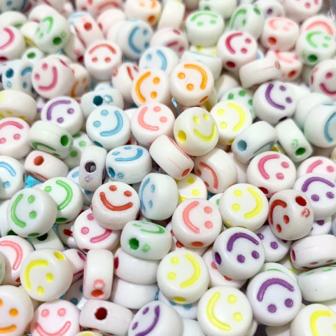 Cuentas Plásticas - Caritas Multicolor Cuenta Blanca 7mm - comprar online