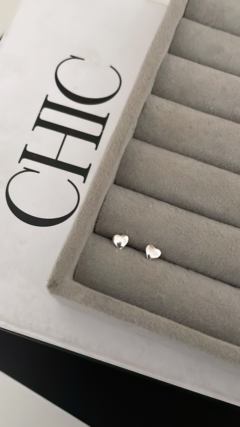 Brinco em prata mini coração