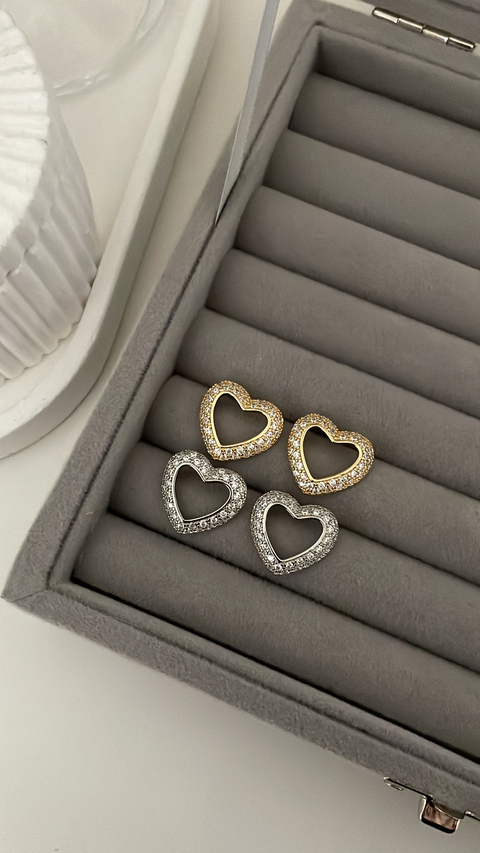 Brinco coração cravejado