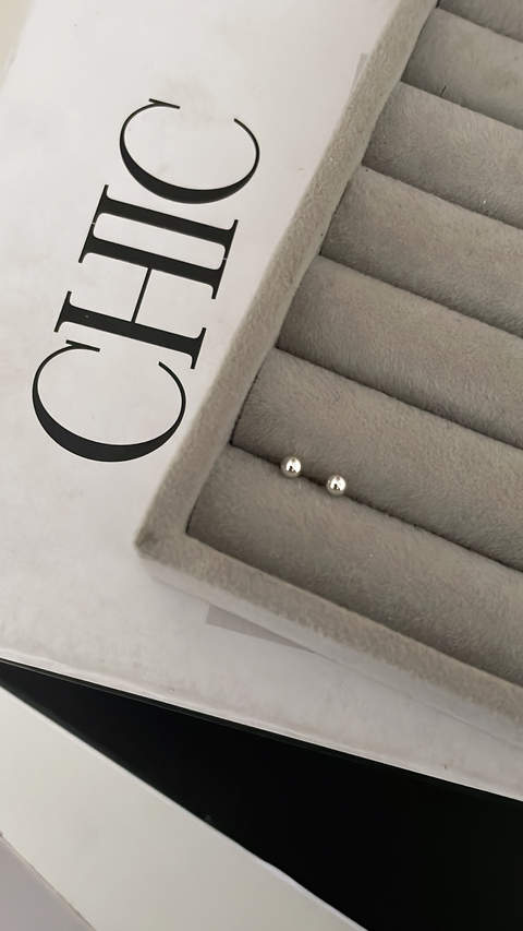 Brinco em prata mini bolinha