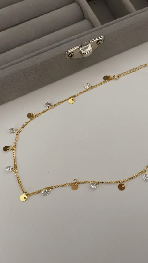 Choker ponto de luz e mini medalhas