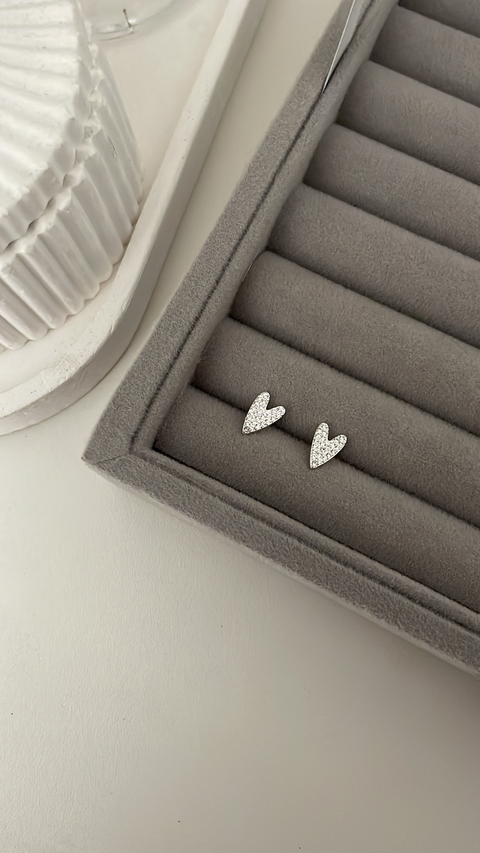 Brinco coração cravejado